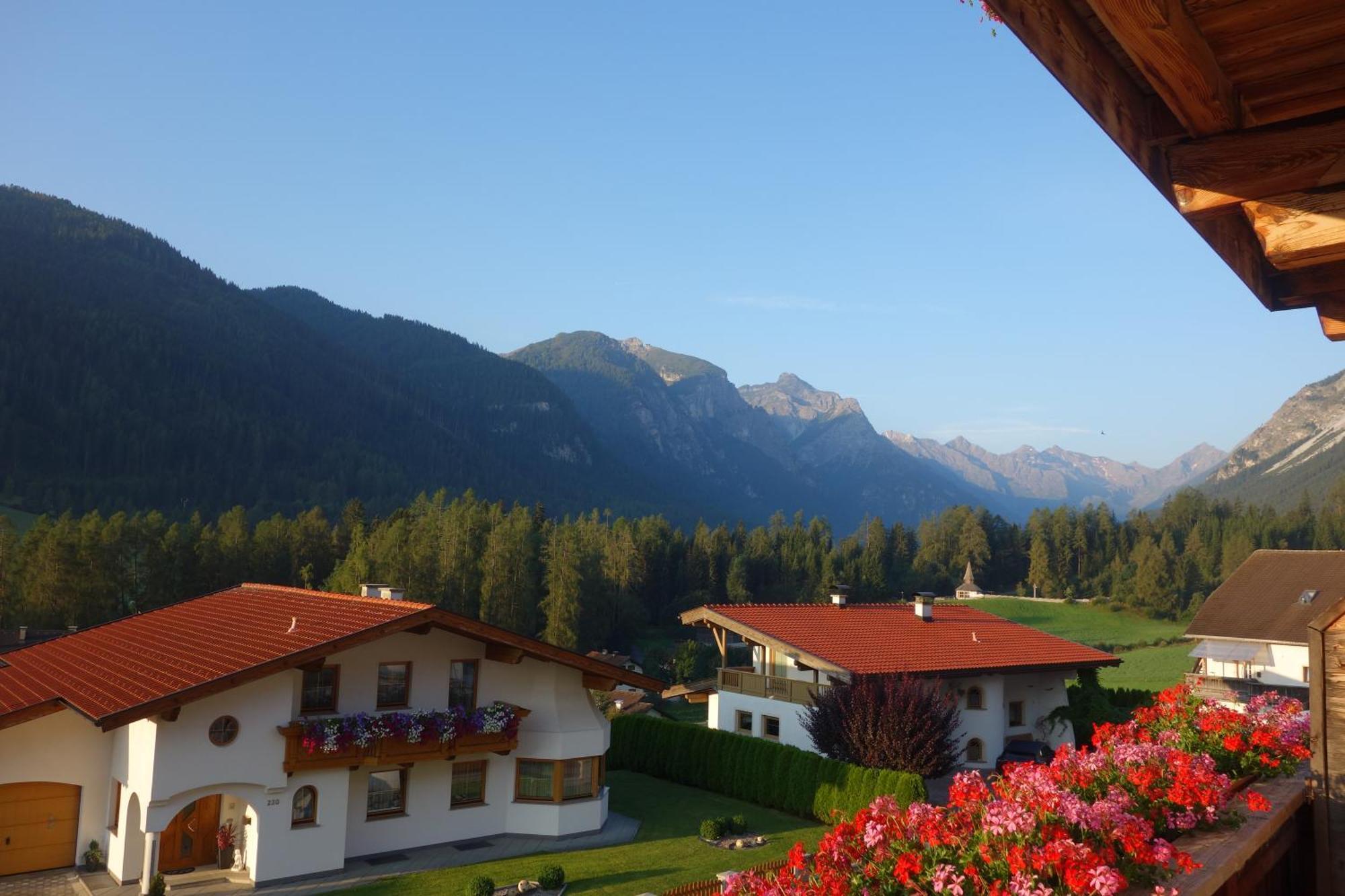 Alpen Gasthof Apartments Hohe Burg Trins Exteriör bild