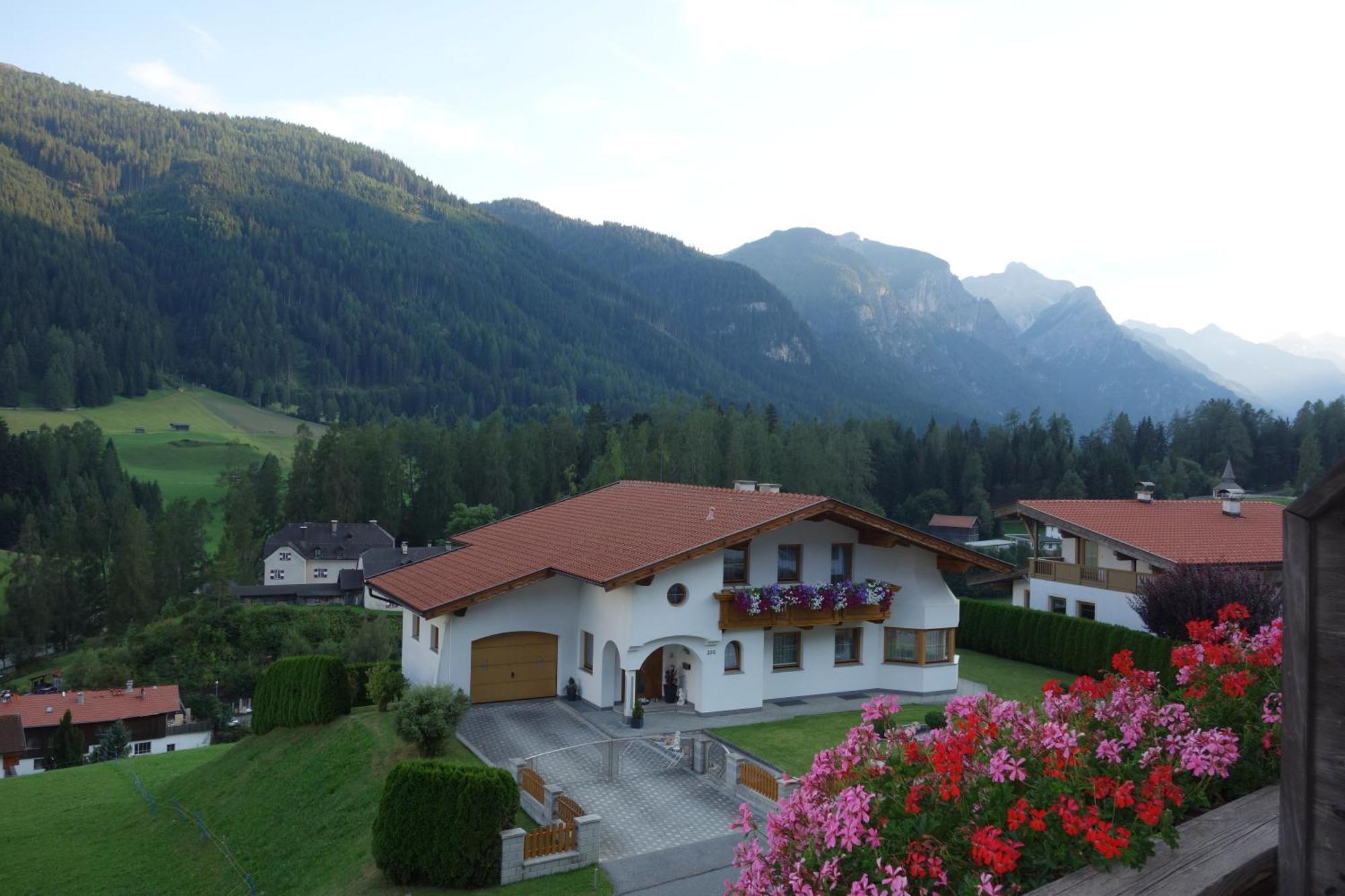 Alpen Gasthof Apartments Hohe Burg Trins Exteriör bild